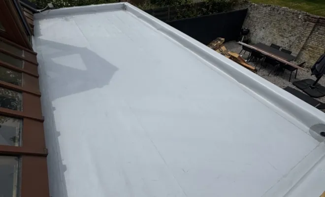 Pose et soudure de la membrane pvc et des anglets de renfort et pièces de finition