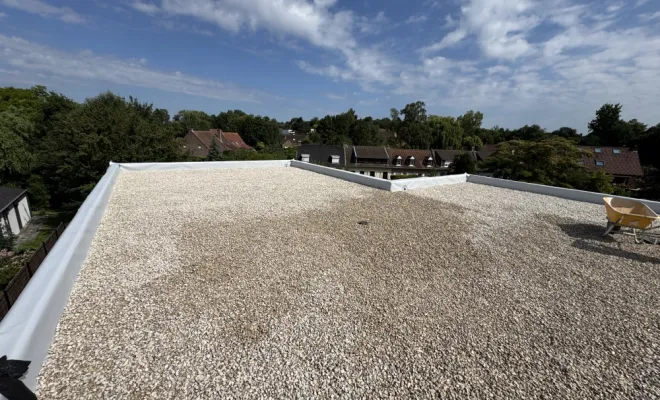 Pose de cailloux roulé de marne pour lestage de la membrane 
