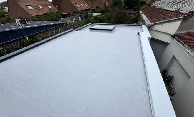 Pose membrane pvc avec relevé périphérique et couvre mur couvertine 